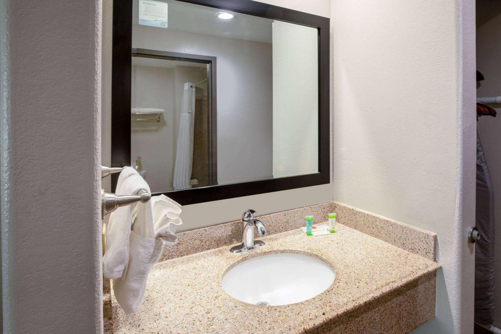 Days Inn By Wyndham Baton Rouge I-10 Prairieville Exteriör bild